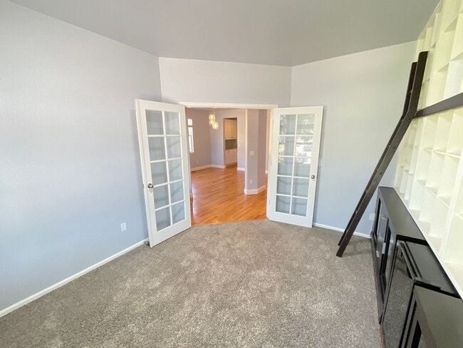 Building Photo - 6 Bedroom Home Available Near North Gate B...