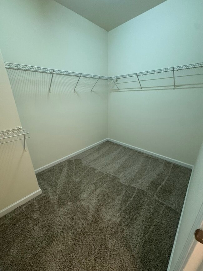 Building Photo - 3 Bed END UNIT! AVAILABLE NOW!