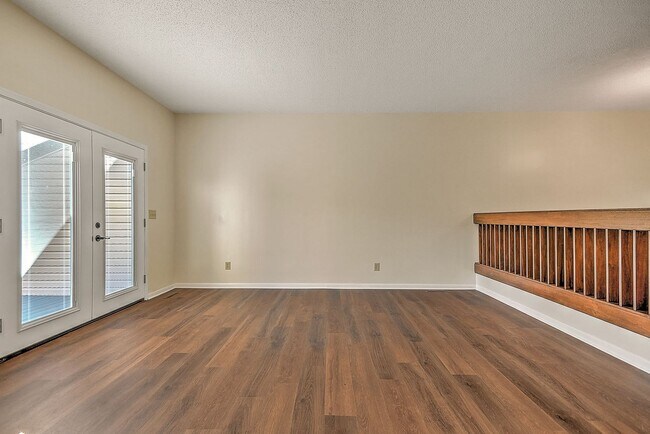 Building Photo - 501 Manor Dr
