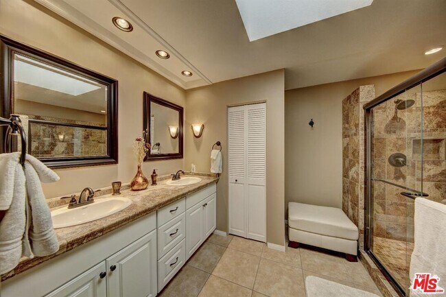 Building Photo - 203 Serena Dr
