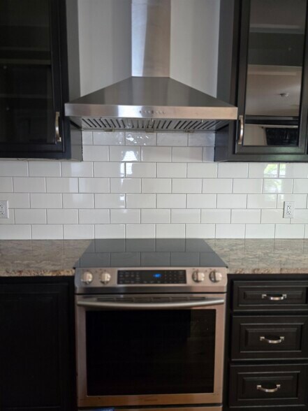 Building Photo - 313 7th St
