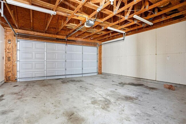 Building Photo - 405 Chadwick Cmns