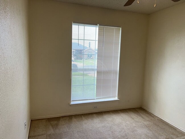 Building Photo - 4203 Bluestem Ln