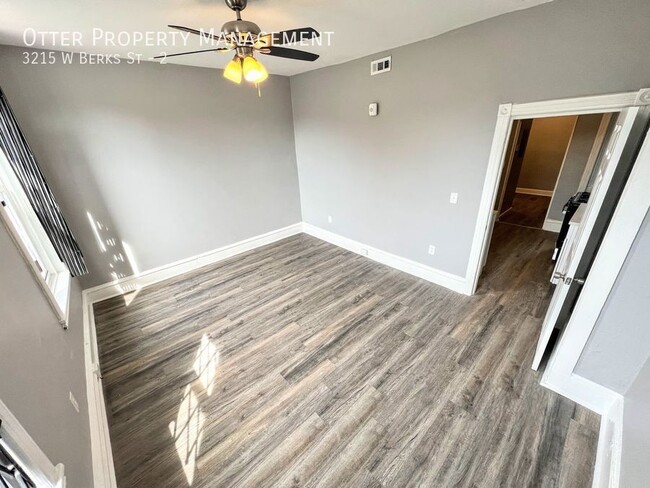 Building Photo - 2BR/1BA Recently Renovated 2nd Floor Apart...