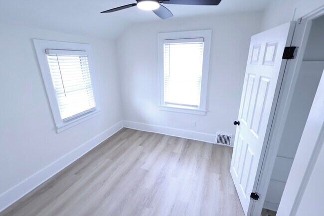 Building Photo - 1490 Hillside Terrace