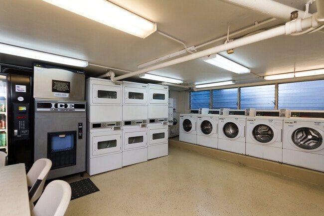 Building Photo - 134 Kapahulu Ave