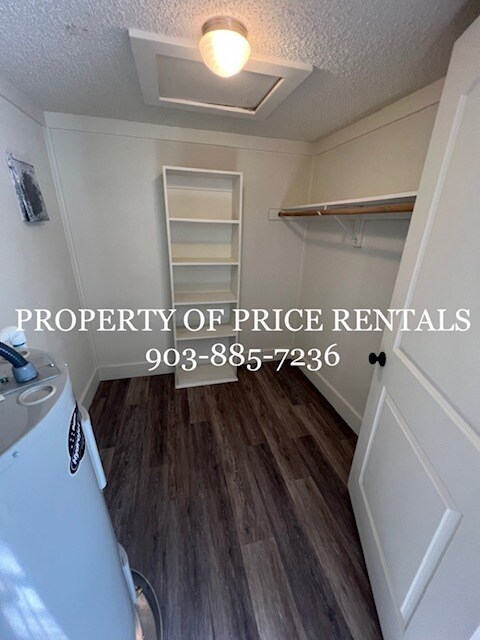 Master closet - 625 League St S