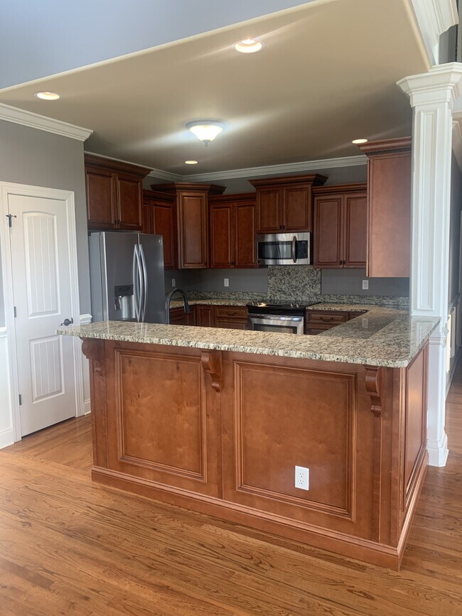 Building Photo - Seven Lakes Dr
