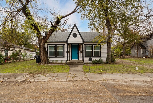 Building Photo - Charming in Cleburne