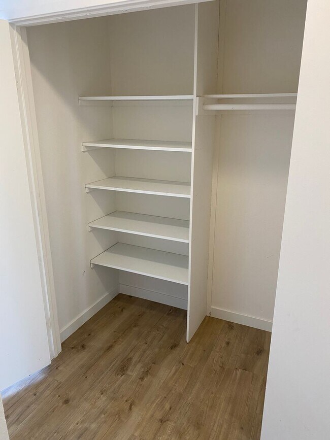 Building Photo - Move-In Special! Large 2BR Condo with GARAGE