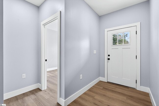 Building Photo - 1403 Lake Bowen Dam Rd