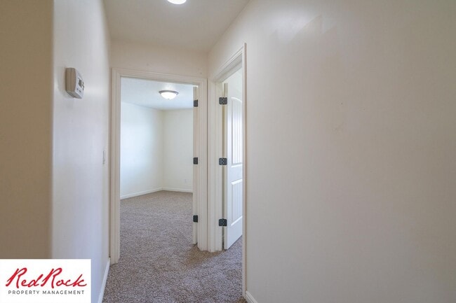 Building Photo - Charming 3 Bedroom Townhome with INTERNET INCLUDED & Dog-Friendly!