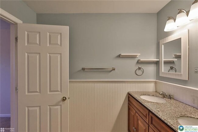 Building Photo - 2811 Kingsview Ave