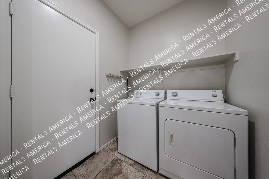 Building Photo - 44388 W Oster Dr