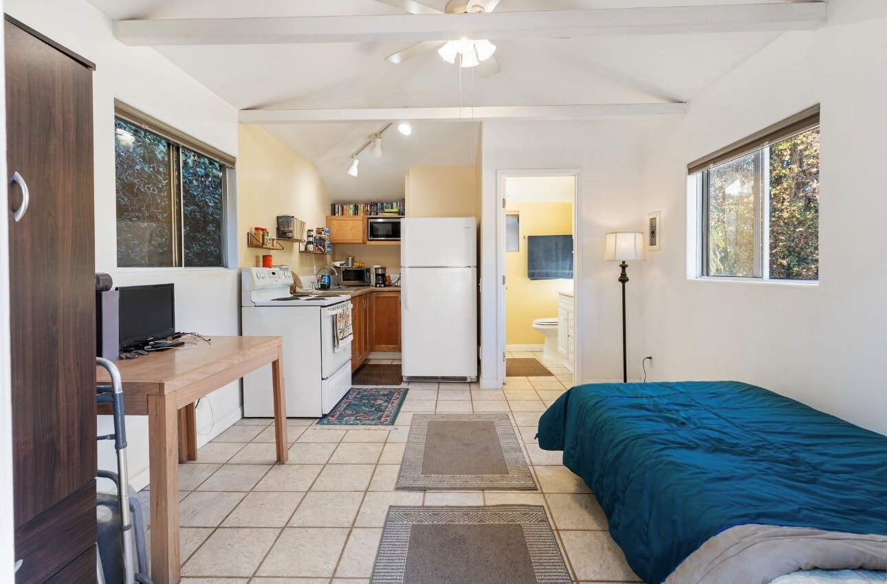 Building Photo - 4593 Hollister Ave