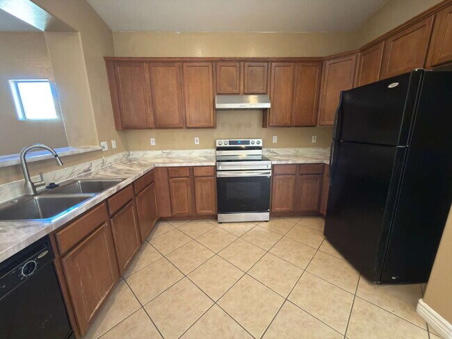 Building Photo - "Charming 3-Bedroom Oasis with 2 Baths and 1,711 Sq Ft of Comfort in Phoenix!"