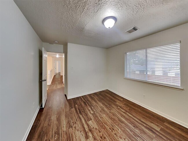 Building Photo - 21027 Deauville Dr