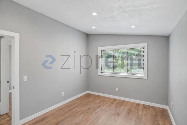 Building Photo - 161 Pecks Ln