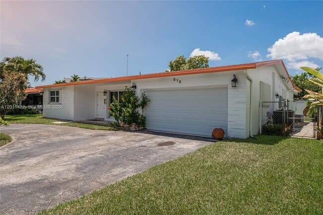 Building Photo - 810 S Rainbow Dr