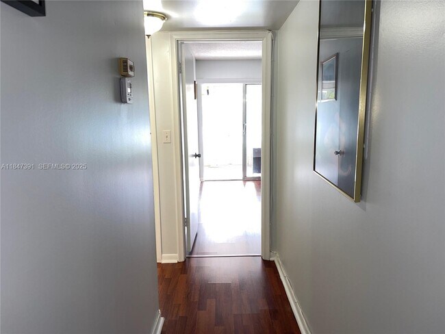 Building Photo - 1904 Bermuda Cir