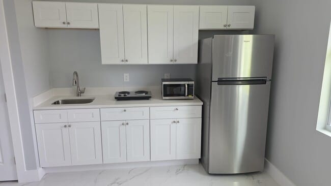 Building Photo - 104 Harry Ave S