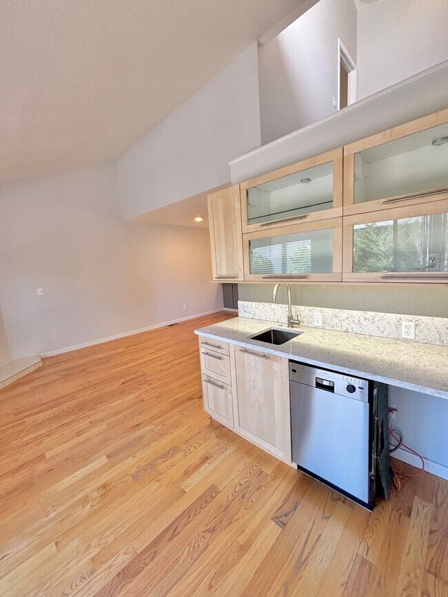 Building Photo - Spacious 3-Bedroom Condo in Prime Golden Location!! Available Now!!