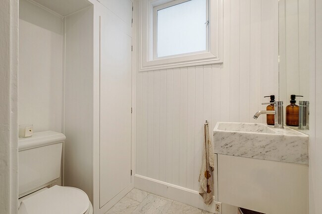 Building Photo - 18 Orben Pl