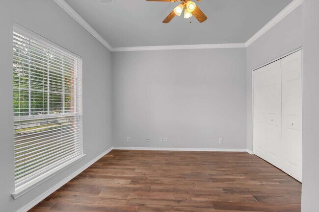 Building Photo - "Spacious 6-Bedroom Haven with 4 Full Baths and Hot Tub!"