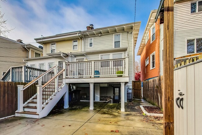 Building Photo - Beautiful TH - 4 bedroom + 3.5 BA - 7 mo -...