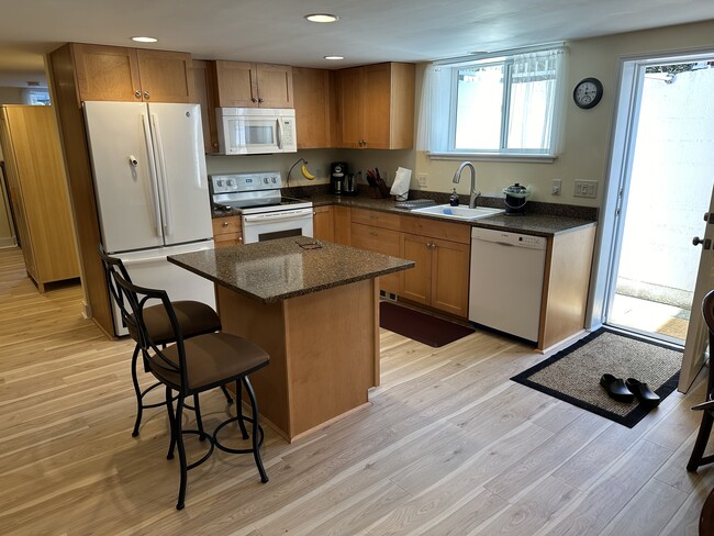 Full modern kitchen, quartz counters - 11504 6th Ave NW