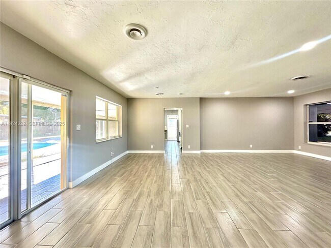 Building Photo - 912 NE 9th Ct