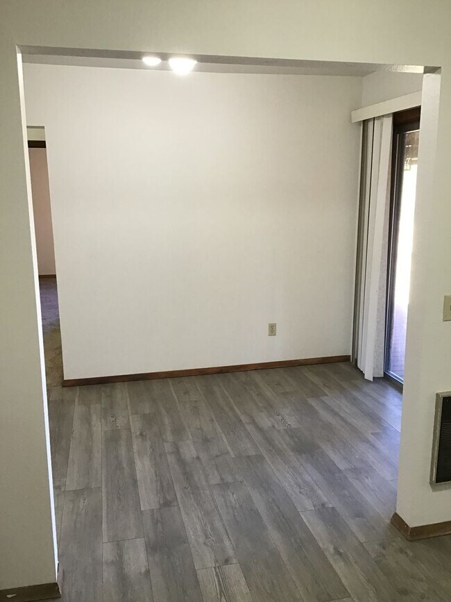 Building Photo - 2 Bedroom Home Near Old Mill