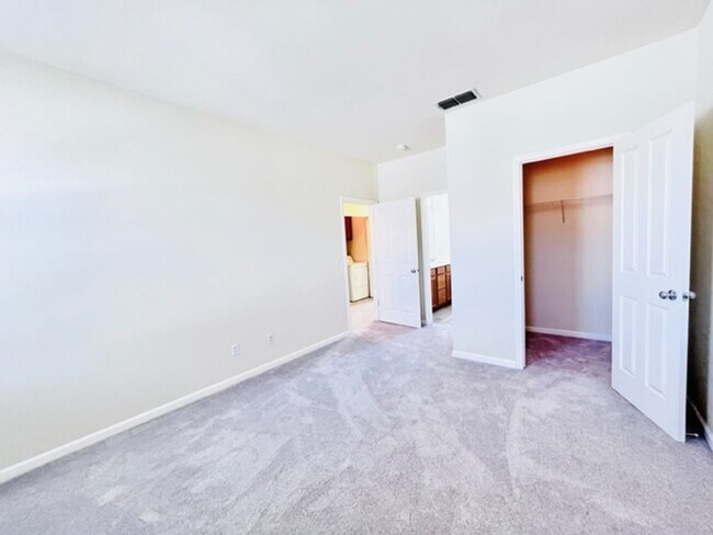 Building Photo - Beautiful 3BD/2.5BA Tri-Level Gallery Walk...