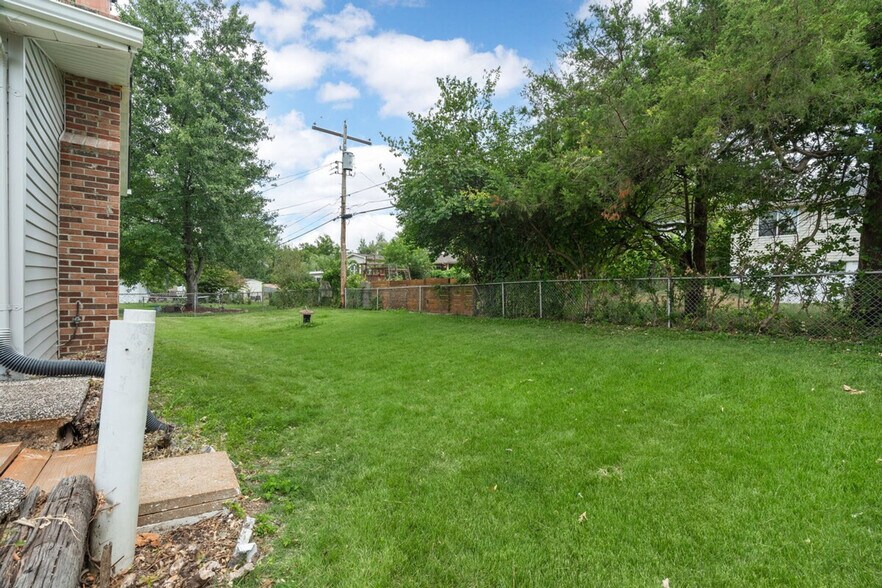 Building Photo - 2734 Beloit Dr