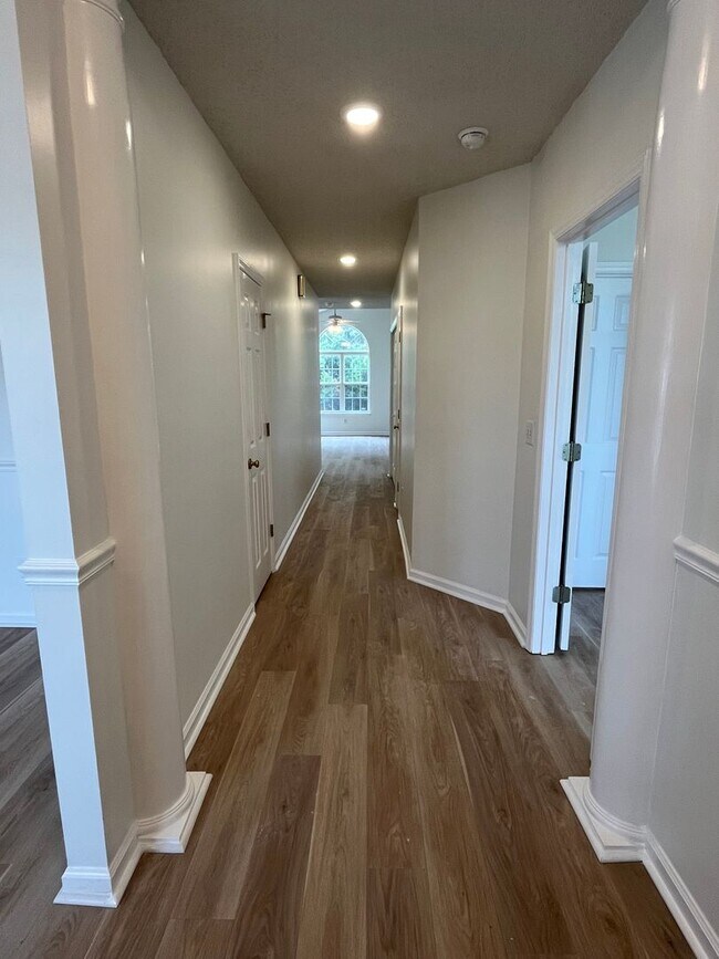 Building Photo - Discover this well-maintained 3-bedroom, 2-bath home in Carriage Hills
