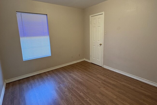 Building Photo - 1603 Sherwood Dr