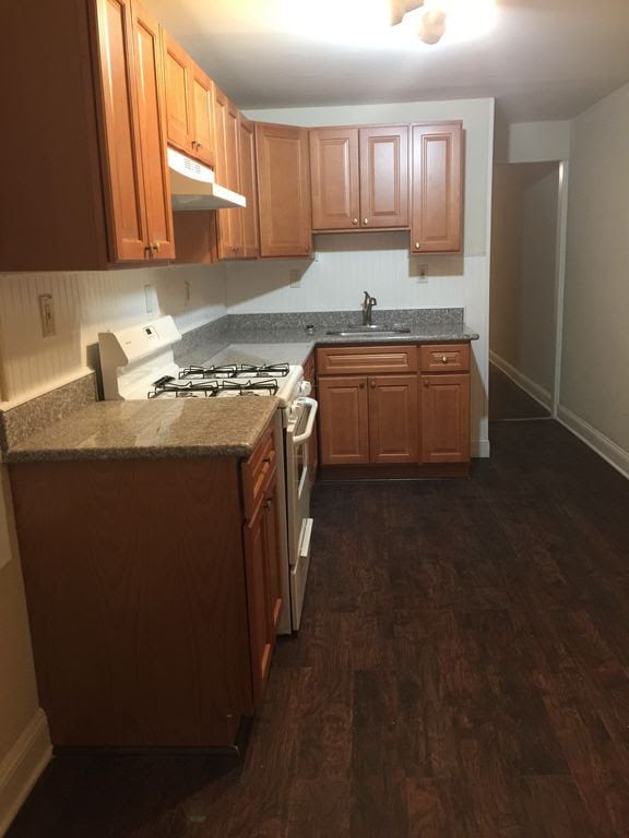 Building Photo - Great Home! New Kitchen with Granite Counters! Large Living Room!