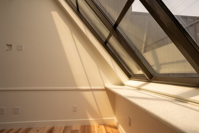 Building Photo - UPSCALE APARTMENT**Available August 2026 Call to inquire about April specials!