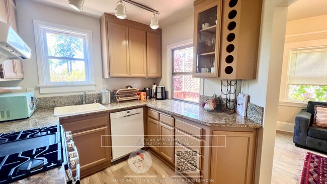 Building Photo - Large top floor 3 bedroom fully furnished walking distance to UC Berkeley Campus!