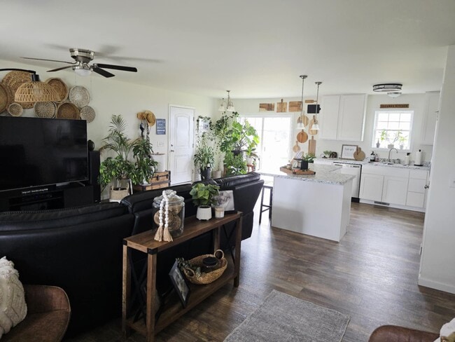 Building Photo - 509 Melrose St