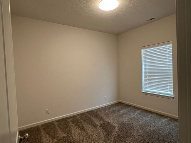 Building Photo - Almost new 3B2B plus den+fenced yard