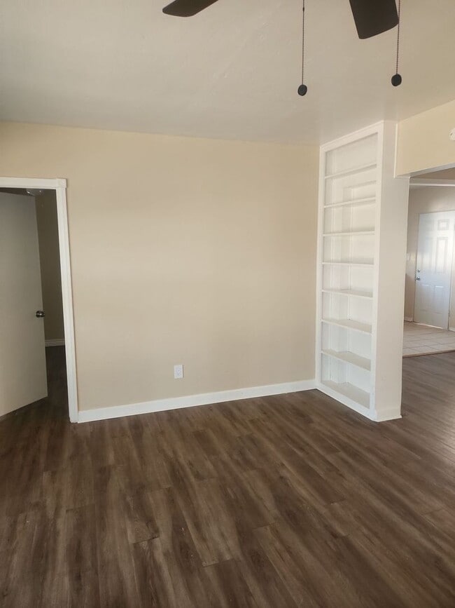 Building Photo - Lovely property in Bakersfield – 10 Minute...