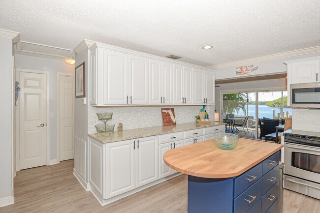 Building Photo - 110 SW Hideaway Pl