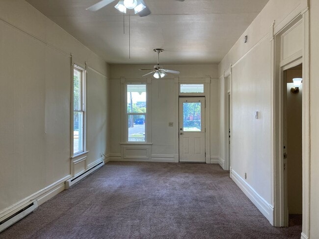 Building Photo - Campus House ~ 4 bedroom, 2 bath