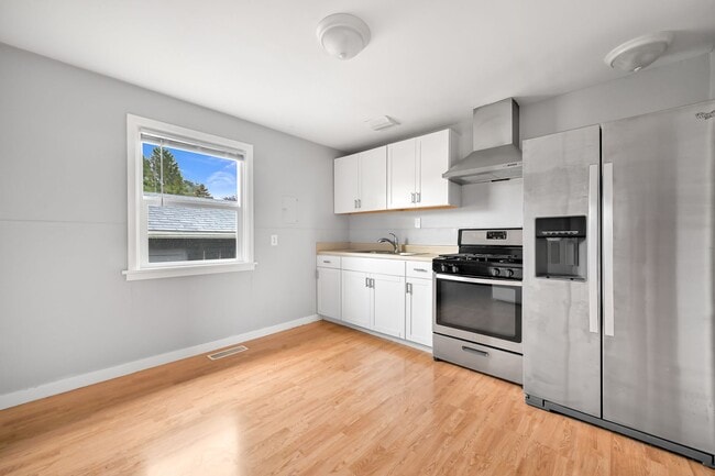 Building Photo - 2 Bedroom, 1 Bathroom Available!