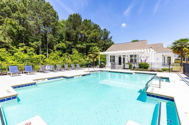 Building Photo - "Charming 1-Bedroom Townhouse Retreat on Campus Drive!"