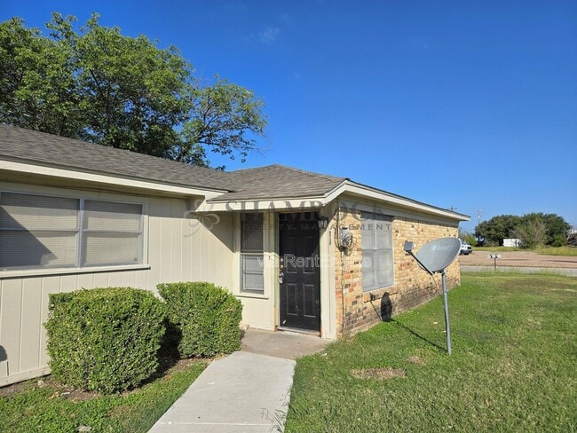 Primary Photo - 7208 Sanger Ave