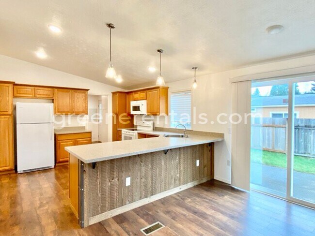 Building Photo - 6733 5th Ct SE