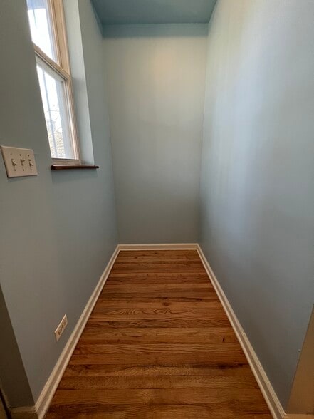 Den - 905 N Racine Ave