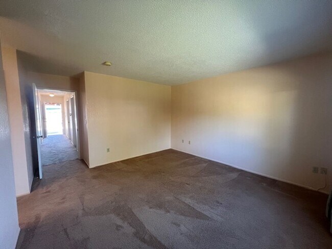 Building Photo - Beautiful 3 Bedroom, 2 Bathroom Sylmar Home! Ready for Move-In!